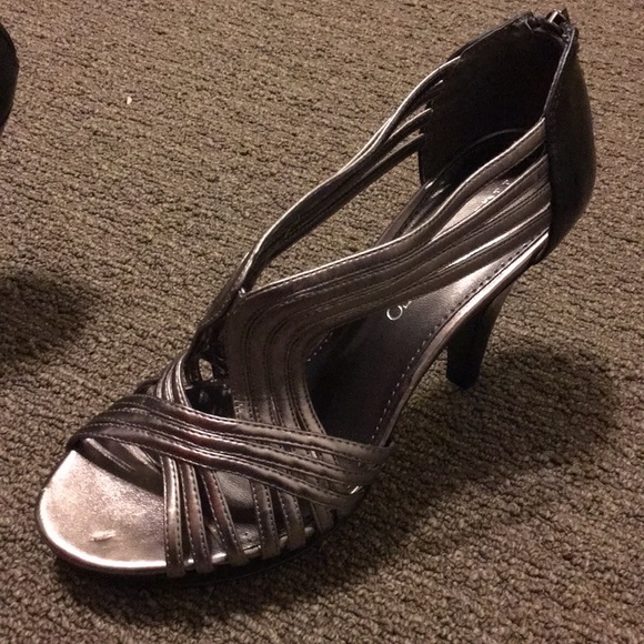 Franco Sarto: Size 8 Silver Heels - Picture 4 of 6